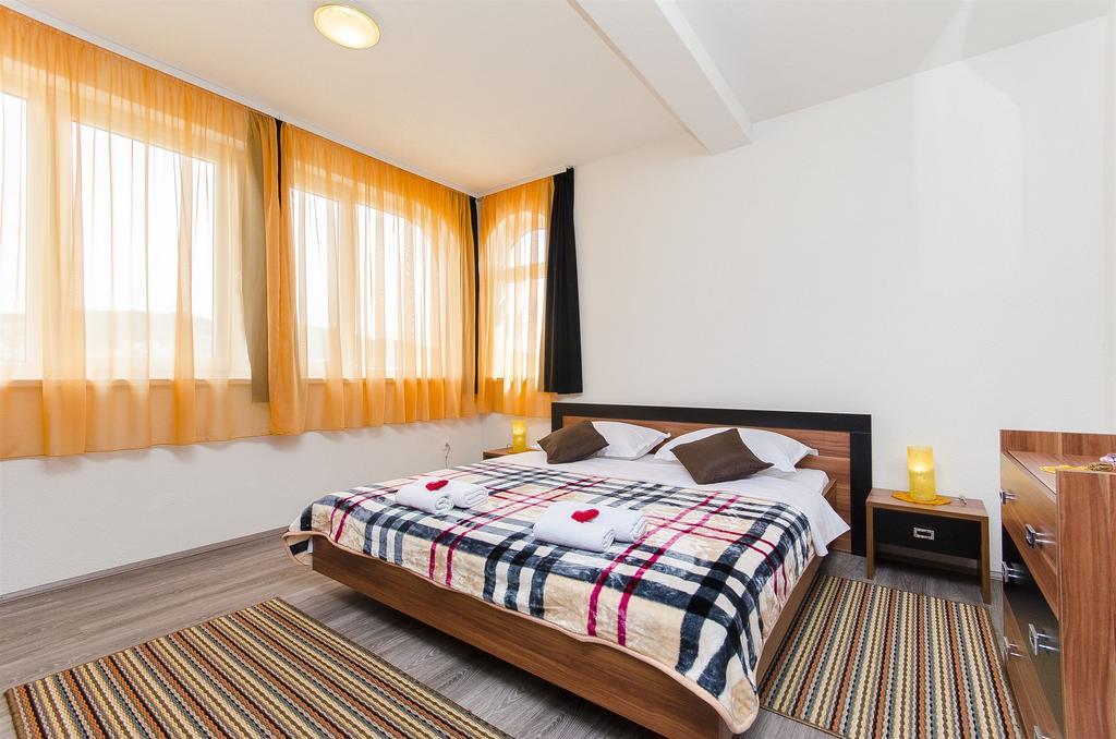 Apartments Branka Трогір Екстер'єр фото