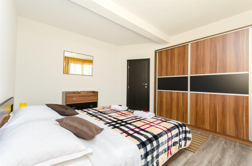 Apartments Branka Трогір Екстер'єр фото